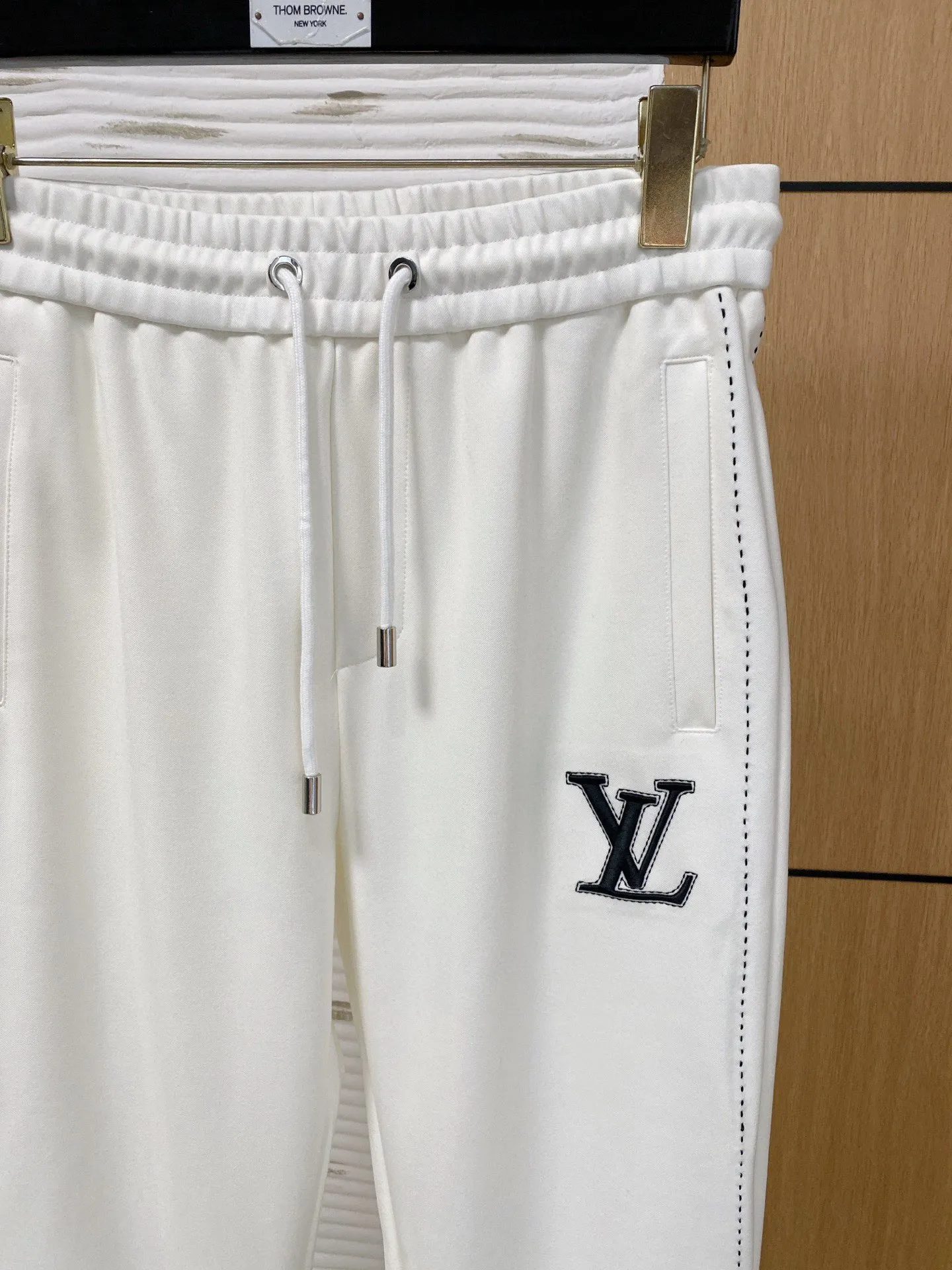 🅿️720 [LV Louis Vuitton] hot-selling suit is coming. Focus on the original version of the official website. 2025 new hot-selling cardigan and sweatshirt suit. The original order is the best. 🇭🇰The meticulous work of top designers. It has a fitting and perfect upper body effect. All-natural high-quality Tencel Roman cotton 100%, close-fitting comfort, noble and elegant! Original hardware embodies elegance and nobility! Counter size: M-3XL (maximum wear up to 190 pounds)